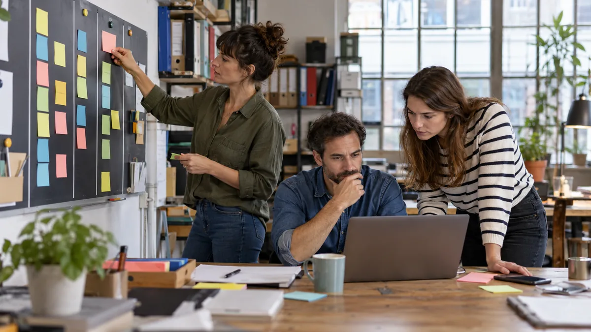 Équipe organisant les étapes de validation d’une demande sur un tableau de travail